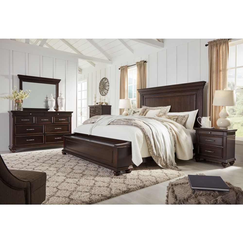 Brynhurst 7 Piece Panel Bedroom with Storage Footboard & Chest